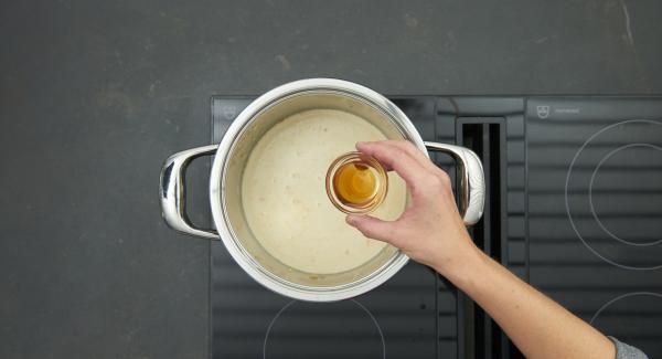 En cuanto el Avisador emita un pitido al llegar a la ventana "chuleta", bajar el fuego y sofreír brevemente. Agregar el agua, la leche de coco y el aceite de sésamo. Llevar a ebullición y dejar hervir a fuego lento durante unos 10 minutos.