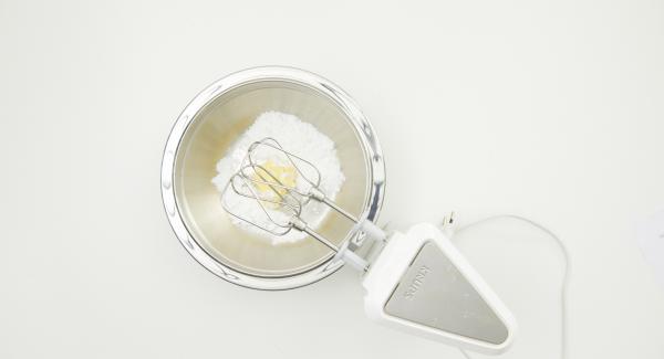 En un bol, mezclar la mantequilla y el azúcar con un batidor eléctrico hasta que quede una masa suave y espumosa. Añadir el huevo y revolver. Añadir la harina, la levadura y seguir batiendo. Agregar los dátiles  a la mezcla