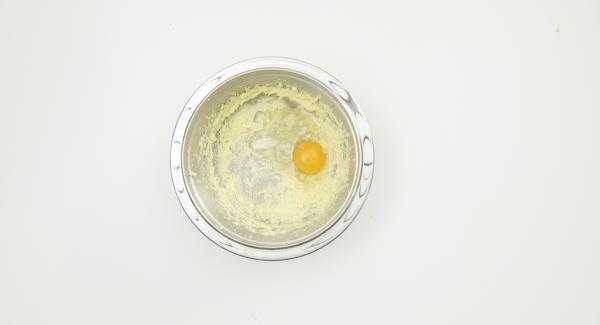 En un bol, mezclar la mantequilla y el azúcar con un batidor eléctrico hasta que quede una masa suave y espumosa. Añadir el huevo y revolver. Añadir la harina, la levadura y seguir batiendo. Agregar los dátiles  a la mezcla