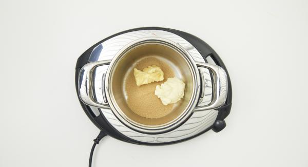 En un bol, mezclar la mantequilla, el azúcar moreno y la crema en una olla pequeña. Llevar la olla a ebullición y cocer durante unos 5 minutos mientras se revuelve. Al finalizar el tiempo de cocción, dejar enfriar.