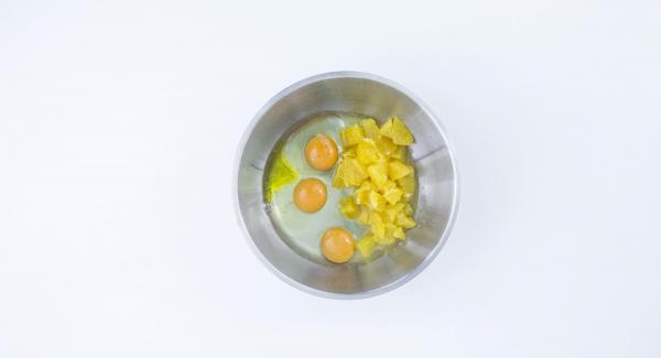 Pelar y cortar la naranja en dados. Añadir los huevos, el aceite, el yogur y el azúcar y triturar.