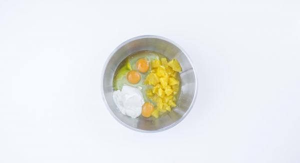 Pelar y cortar la naranja en dados. Añadir los huevos, el aceite, el yogur y el azúcar y triturar.