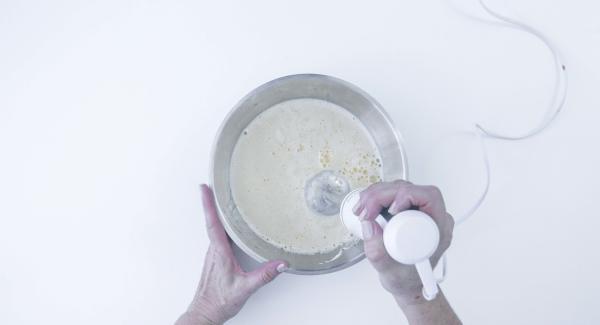 Pelar y cortar la naranja en dados. Añadir los huevos, el aceite, el yogur y el azúcar y triturar.