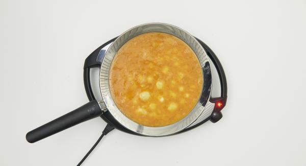 Añadir la mezcla de huevo y freír hasta que la mezcla empiece a cuajar por el borde.
