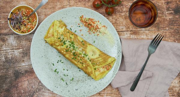 Doblar los lados hacia el centro y asar hasta que esté listo. Dar la vuelta a la tortilla como se desee. Una vez al gusto, servir lo antes posible.