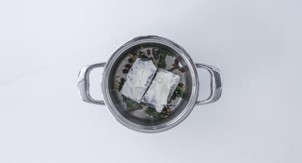 Colocar el bacalao en la olla encima de las espinacas, con el lado del alioli hacia arriba. Colocar el bacalao en la olla encima de las espinacas, con el lado del alioli hacia arriba.