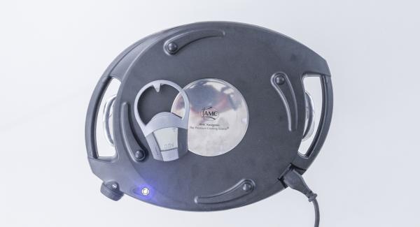 Colocar el Navigenio en modo horno (poniéndolo invertido encima de la olla) y ajustar a temperatura media (1 raya). Cuando el Navigenio parpadee en rojo/azul, introducir 4 minutos en el Avisador (Audiotherm) y hornear hasta que esté dorado. Colocar el Navigenio en modo horno (poniéndolo invertido encima de la olla) y ajustar a temperatura media (1 raya). Cuando el Navigenio parpadee en rojo/azul, introducir 4 minutos en el Avisador (Audiotherm) y hornear hasta que esté dorado.