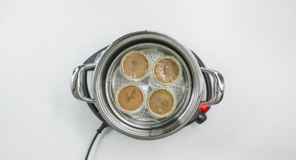 Cuando el Avisador (Audiotherm) emita un pitido al llegar a la ventana de “chuleta”, bajar temperatura de Navigenio (nivel 2) e introducir los moldes en la Softiera y todo ello en la olla caliente, colocar la tapa y esperar hasta alcanzar de nuevo la ventana “chuleta”.