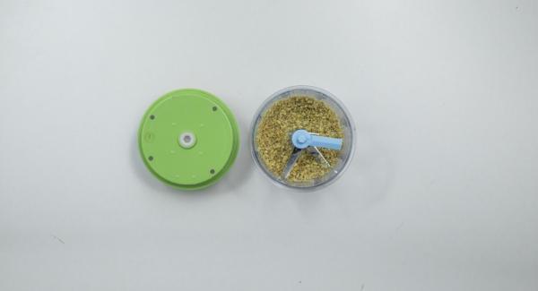 Para el relleno, trocear las nueces con el Quick Cut y reservar. Pelar las zanahorias, cortarlas a tiras largas, quitar las hojas del perejil y cortarlo todo a trozos muy pequeños en el Quick Cut.
