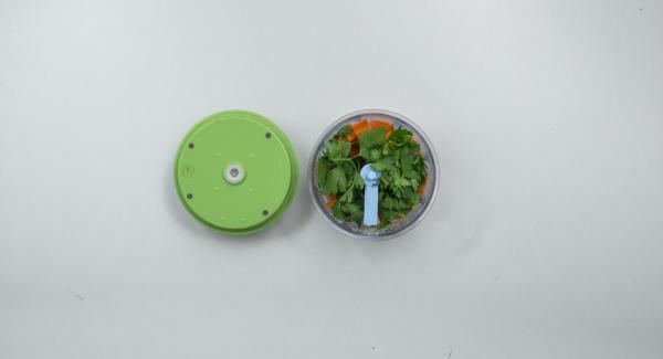 Para el relleno, trocear las nueces con el Quick Cut y reservar. Pelar las zanahorias, cortarlas a tiras largas, quitar las hojas del perejil y cortarlo todo a trozos muy pequeños en el Quick Cut.
