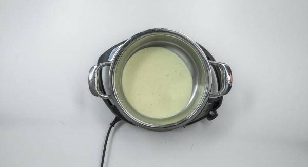 Colocar una olla en el Navigenio caliente. Verter la mitad de la salsa de queso e introducir las crepes rellenas. Agregar el resto de mezcla de zanahorias a la salsa restante y esparcir por encima de las crepes enrolladas.