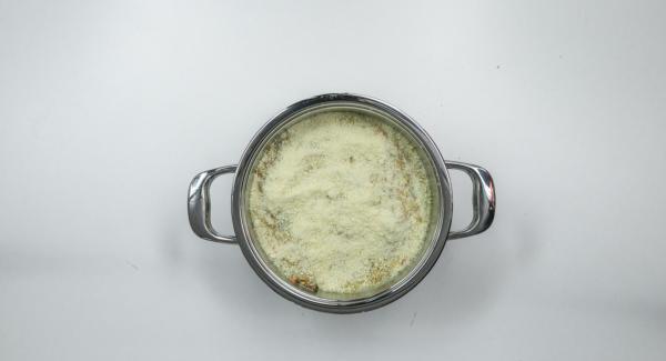 Esparcir las nueces troceadas y el queso restante por encima. Situar la olla en una superficie resistente al calor, colocar el Navigenio en modo horno (poniéndolo invertido encima de la olla) y ajustar a temperatura baja. Cuando el Navigenio parpadee en rojo/azul, introducir 20 minutos en el Avisador (Audiotherm) y hornear hasta que esté dorado.