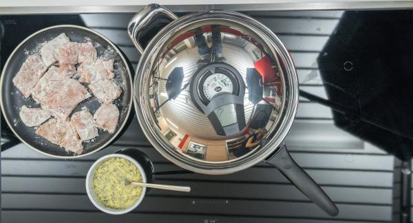 Colocar el sartén en el fuego a temperatura máxima. Encender el Avisador (Audiotherm), colocarlo en el pomo (Visiotherm) y girar hasta que se muestre el símbolo de “chuleta”. Colocar el sartén en el fuego a temperatura máxima. Encender el Avisador (Audiotherm), colocarlo en el pomo (Visiotherm) y girar hasta que se muestre el símbolo de “chuleta”.