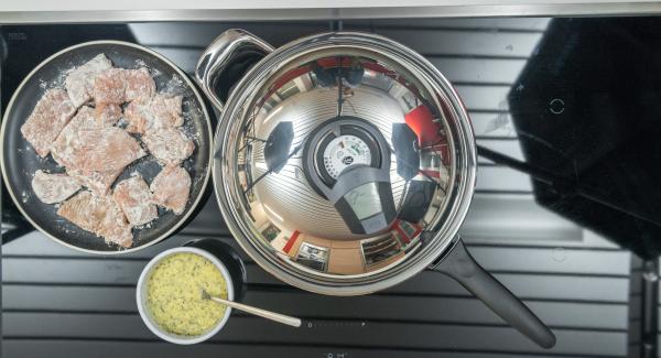 Cuando el Avisador (Audiotherm) emita un pitido al llegar a la ventana de “chuleta”, bajar la temperatura y meter los trozos de carne en harina. 
Bañar los trozos de carne en la mezcla de queso y colocar el conjunto directamente en la sartén. Cuando el Avisador (Audiotherm) emita un pitido al llegar a la ventana de “chuleta”, bajar la temperatura y meter los trozos de carne en harina. 
Bañar los trozos de carne en la mezcla de queso y colocar el conjunto directamente en la sartén.