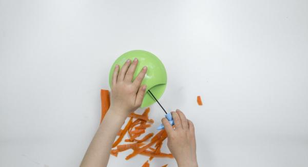Para la salsa, pelar la cebolla, el ajo y las zanahorias. Trocearlo todo en el Quick Cut e introducirlo en una olla.