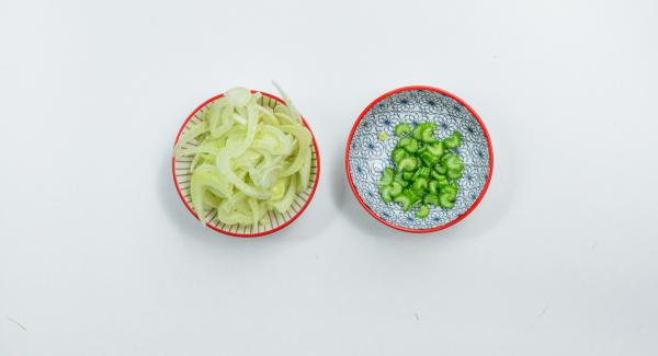 Limpiar el apio y el hinojo, cortar en rodajas finas y mezclar. Mantener la parte verde del apio separada Limpiar el apio y el hinojo, cortar en rodajas finas y mezclar. Mantener la parte verde del apio separada