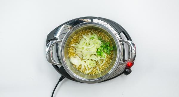 Limpiar el apio y el hinojo, cortar en rodajas finas y mezclar. Mantener la parte verde del apio separada Limpiar el apio y el hinojo, cortar en rodajas finas y mezclar. Mantener la parte verde del apio separada