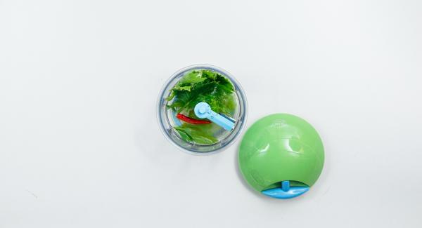 Mezclar la piel y el zumo de la lima, la guindilla y el aceite de oliva y la parte verde del apio en el Quick Cut para hacer un aderezo. Mezclar la piel y el zumo de la lima, la guindilla y el aceite de oliva y la parte verde del apio en el Quick Cut para hacer un aderezo.