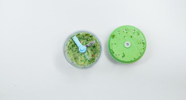Mezclar la piel y el zumo de la lima, la guindilla y el aceite de oliva y la parte verde del apio en el Quick Cut para hacer un aderezo. Mezclar la piel y el zumo de la lima, la guindilla y el aceite de oliva y la parte verde del apio en el Quick Cut para hacer un aderezo.