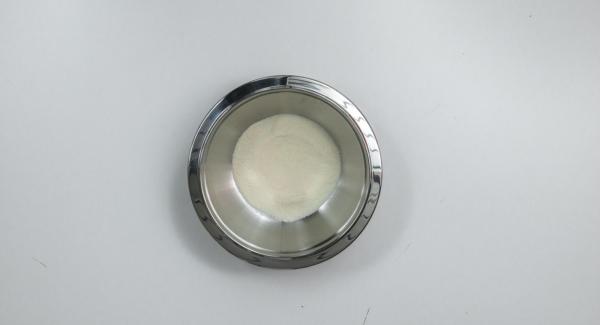 Mezclar el polvo para la crema de vainilla según las instrucciones del paquete, pero sólo con la cantidad de leche indicada en la receta.