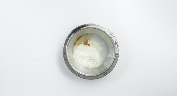 Mezclar todos los ingredientes hasta lograr una
masa esponjosa y dejarla reposar durante una hora a
temperatura ambiente.