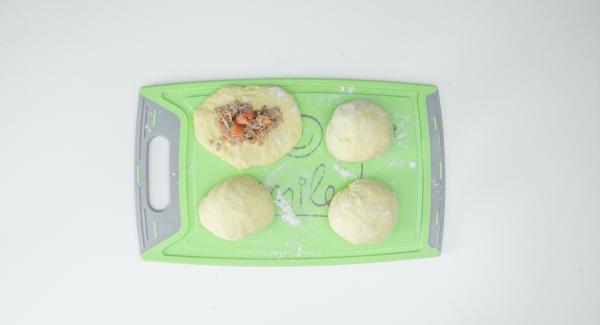 Cortar la masa en cuatro piezas, estirarla con la mano hasta que quede plana y rellenar cada una con aproximadamente dos cucharadas soperas de la mezcla de atún. Cerrar la masa sobre el relleno y enrollar hasta formar bolas. Cortar la masa en cuatro piezas, estirarla con la mano hasta que quede plana y rellenar cada una con aproximadamente dos cucharadas soperas de la mezcla de atún. Cerrar la masa sobre el relleno y enrollar hasta formar bolas.