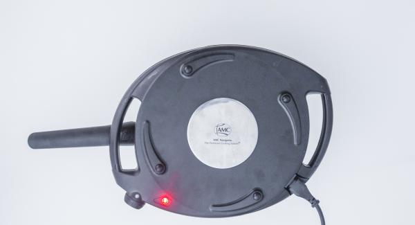 Colocar la sartén en una superficie resistente al calor y poner el Navigenio en modo de horno (poniéndolo invertido encima de la olla) APAGADO para cuajar la tortilla al gusto.