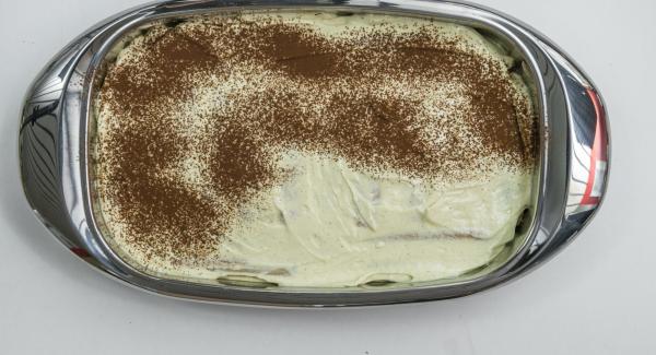 Tapar la lasañera y poner en la nevera por lo menos 3 horas. Espolvorear con cacao en polvo antes de servir. Tapar la lasañera y poner en la nevera por lo menos 3 horas. Espolvorear con cacao en polvo antes de servir.