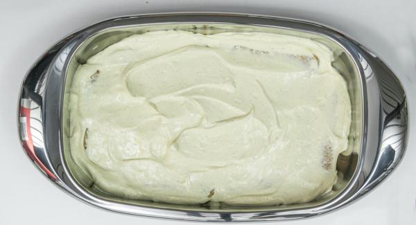 En la lasañera repartir una capa con la mitad de  los bizcochos y regar con café. Añadir la mitad de la crema. Colocar encima otra capa de bizcochos restantes y rociar con el resto del café y distribuir por encima la crema restante. En la lasañera repartir una capa con la mitad de  los bizcochos y regar con café. Añadir la mitad de la crema. Colocar encima otra capa de bizcochos restantes y rociar con el resto del café y distribuir por encima la crema restante.