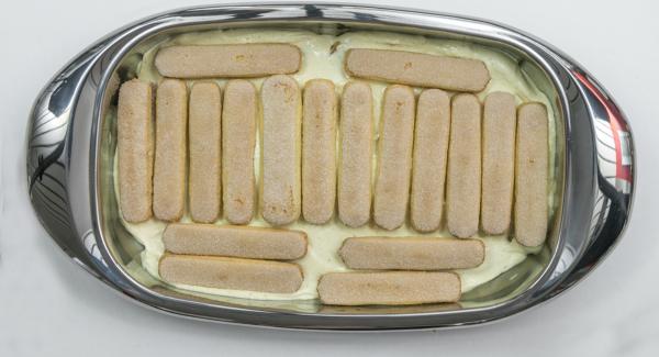 En la lasañera repartir una capa con la mitad de  los bizcochos y regar con café. Añadir la mitad de la crema. Colocar encima otra capa de bizcochos restantes y rociar con el resto del café y distribuir por encima la crema restante. En la lasañera repartir una capa con la mitad de  los bizcochos y regar con café. Añadir la mitad de la crema. Colocar encima otra capa de bizcochos restantes y rociar con el resto del café y distribuir por encima la crema restante.