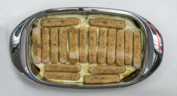 En la lasañera repartir una capa con la mitad de  los bizcochos y regar con café. Añadir la mitad de la crema. Colocar encima otra capa de bizcochos restantes y rociar con el resto del café y distribuir por encima la crema restante. En la lasañera repartir una capa con la mitad de  los bizcochos y regar con café. Añadir la mitad de la crema. Colocar encima otra capa de bizcochos restantes y rociar con el resto del café y distribuir por encima la crema restante.