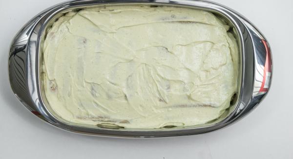 En la lasañera repartir una capa con la mitad de  los bizcochos y regar con café. Añadir la mitad de la crema. Colocar encima otra capa de bizcochos restantes y rociar con el resto del café y distribuir por encima la crema restante. En la lasañera repartir una capa con la mitad de  los bizcochos y regar con café. Añadir la mitad de la crema. Colocar encima otra capa de bizcochos restantes y rociar con el resto del café y distribuir por encima la crema restante.