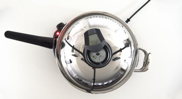 Cuando el Avisador (Audiotherm) emita un pitido al llegar a la ventana de “chuleta”, bajar temperatura de Navigenio (nivel 4) e introducir las tiras de masa en la sartén. Tapar y ajustar el Avisador (Audiotherm) en el pomo (Visiotherm) y girar hasta que se muestre nuevamente el símbolo de “chuleta”.
