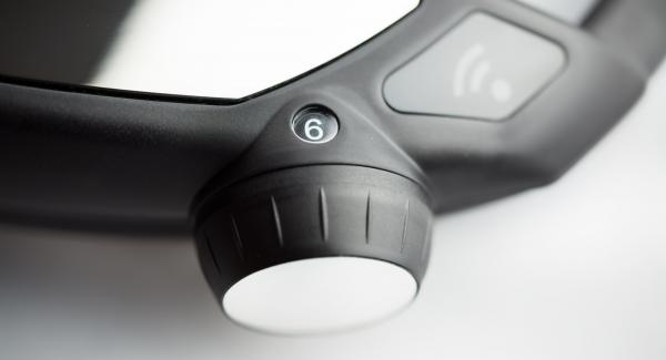 Añadir el pollo + caldo a la Paellera en fría y colocarla en el Navigenio a temperatura máxima (nivel 6). Encender el Avisador (Audiotherm), colocarlo en el pomo (Visiotherm) y girar hasta que se muestre el símbolo de “chuleta”. Añadir el pollo + caldo a la Paellera en fría y colocarla en el Navigenio a temperatura máxima (nivel 6). Encender el Avisador (Audiotherm), colocarlo en el pomo (Visiotherm) y girar hasta que se muestre el símbolo de “chuleta”.