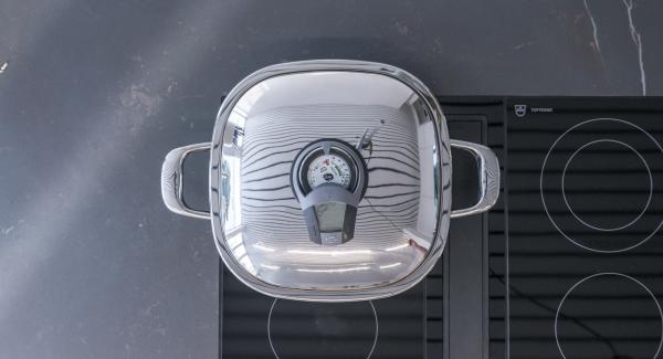 Cuando el Avisador (Audiotherm) emita un pitido al llegar a la ventana de “chuleta”, bajar la temperatura, colocar los pinchos y asar hasta alcanzar los 90º. Cuando el Avisador (Audiotherm) emita un pitido al llegar a la ventana de “chuleta”, bajar la temperatura, colocar los pinchos y asar hasta alcanzar los 90º.