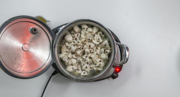 Añadir los champiñones, freír brevemente y desglasar con vino blanco. Añadir los champiñones, freír brevemente y desglasar con vino blanco.