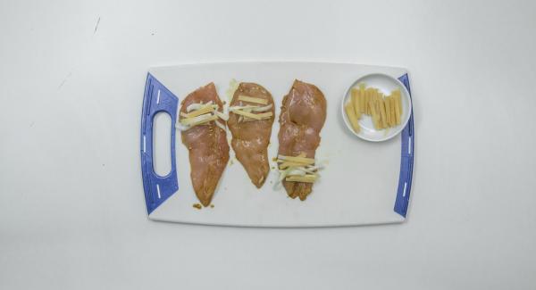 Retirar los filetes de pollo de la mezcla marinada (guardar la marinada), colocar unas tiras de cebolleta y una tira de parmesano sobre la carne, doblar los extremos, enrollar firmemente y sujetar con palillos. Retirar los filetes de pollo de la mezcla marinada (guardar la marinada), colocar unas tiras de cebolleta y una tira de parmesano sobre la carne, doblar los extremos, enrollar firmemente y sujetar con palillos.