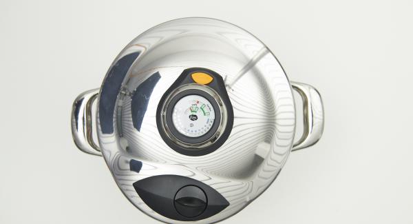 Al finalizar el tiempo de cocción, colocar la olla con la Tapa Rápida (Secuquick Softline) en una superficie resistente al calor y dejar despresurizar. Al finalizar el tiempo de cocción, colocar la olla con la Tapa Rápida (Secuquick Softline) en una superficie resistente al calor y dejar despresurizar.