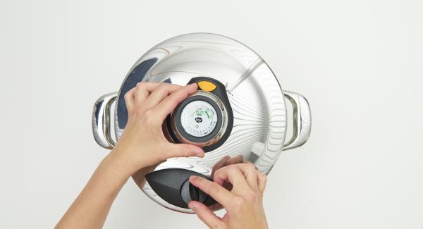 Destapar y dejar que la carne se enfríe completamente en el caldo. Destapar y dejar que la carne se enfríe completamente en el caldo.