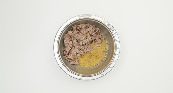 Si es necesario, retirar la grasa de la carne y cortarla en tiras pequeñas. Si es necesario, retirar la grasa de la carne y cortarla en tiras pequeñas.