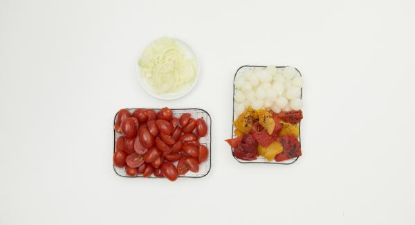 Pelar y cortar en rodajas finas. Escurrir las cebollas plateadas y las tiras de pimiento. Cortar los tomates para cóctel en mitades o cuartos, dependiendo del tamaño. Pelar y cortar en rodajas finas. Escurrir las cebollas plateadas y las tiras de pimiento. Cortar los tomates para cóctel en mitades o cuartos, dependiendo del tamaño.