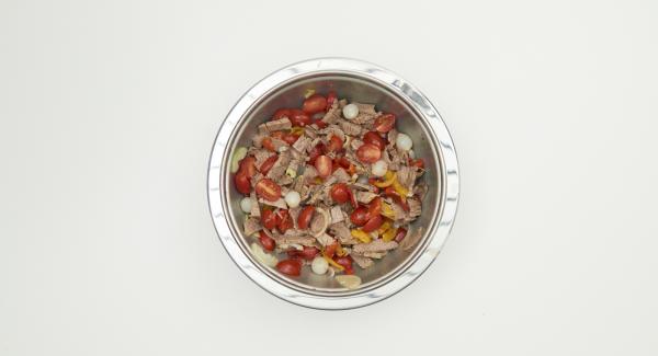 Añadir la carne y los otros ingredientes, mezclar bien, cubrir y dejar marinar en el refrigerador, preferiblemente toda la noche. Añadir la carne y los otros ingredientes, mezclar bien, cubrir y dejar marinar en el refrigerador, preferiblemente toda la noche.