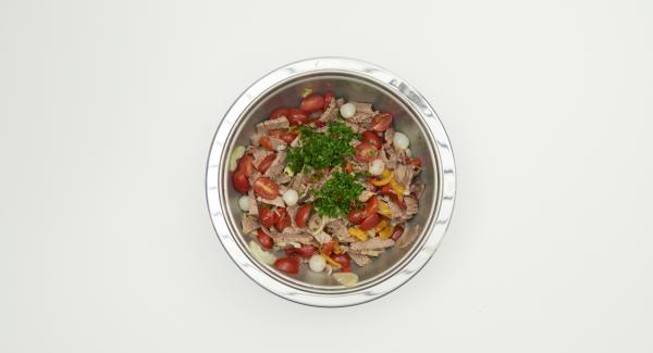 Picar finamente las hojas de perejil, cortar el cebollino en trocitos pequeños. Añadir las hierbas a la ensalada y sazonar al gusto. Picar finamente las hojas de perejil, cortar el cebollino en trocitos pequeños. Añadir las hierbas a la ensalada y sazonar al gusto.