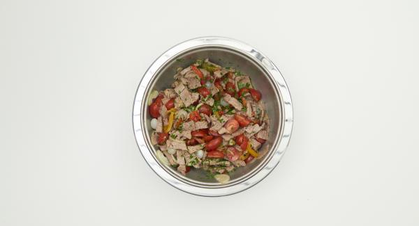 Picar finamente las hojas de perejil, cortar el cebollino en trocitos pequeños. Añadir las hierbas a la ensalada y sazonar al gusto. Picar finamente las hojas de perejil, cortar el cebollino en trocitos pequeños. Añadir las hierbas a la ensalada y sazonar al gusto.