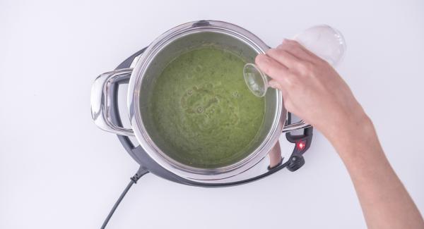 Al finalizar el tiempo de cocción, destapar, retirar el Accesorio Súper-Vapor, añadir las hojas de albahaca a los calabacines y triturar con la batidora. Incorporar la nata y zumo de limón y sazonar con nuez moscada, sal y pimienta.