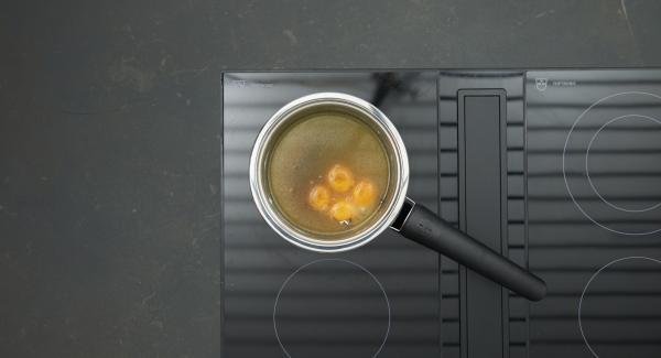 Mientras tanto, mezclar los ingredientes de la salsa con una varilla en una olla pequeña. Colocar la olla en el fuego a temperatura baja. Batir hasta que quede muy espumoso, removiendo vigorosamente.