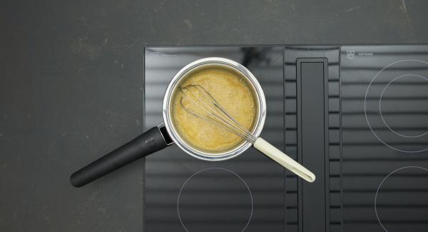 Mientras tanto, mezclar los ingredientes de la salsa con una varilla en una olla pequeña. Colocar la olla en el fuego a temperatura baja. Batir hasta que quede muy espumoso, removiendo vigorosamente. Mientras tanto, mezclar los ingredientes de la salsa con una varilla en una olla pequeña. Colocar la olla en el fuego a temperatura baja. Batir hasta que quede muy espumoso, removiendo vigorosamente.