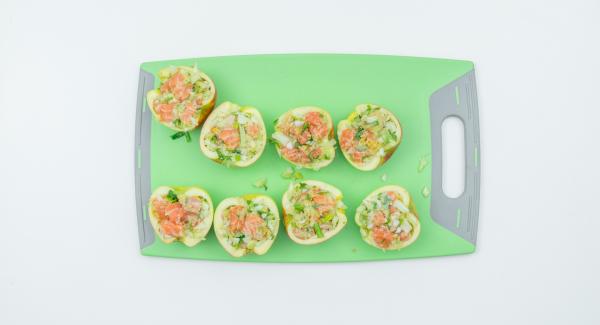 Rellenar las manzanas con la mezcla y colocarlas en el Accesorio Super-vapor. Rellenar las manzanas con la mezcla y colocarlas en el Accesorio Super-vapor.