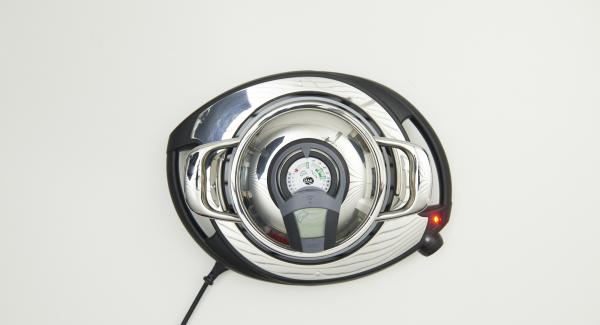 Pelar la cebolla, cortarla en dados finos y ponerla en una olla pequeña. Tapar. Colocar la olla en el Navigenio a temperatura máxima (nivel 6). Encender el Avisador (Audiotherm), colocarlo en el pomo (Visiotherm) y girar hasta que se muestre el símbolo de “chuleta”.