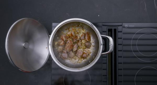 Cuando el Avisador (Audiotherm) emita un pitido al llegar a la ventana de “chuleta”, bajar la temperatura y freír la carne por todas partes. Añadir la mezcla de cebolla y freír brevemente.